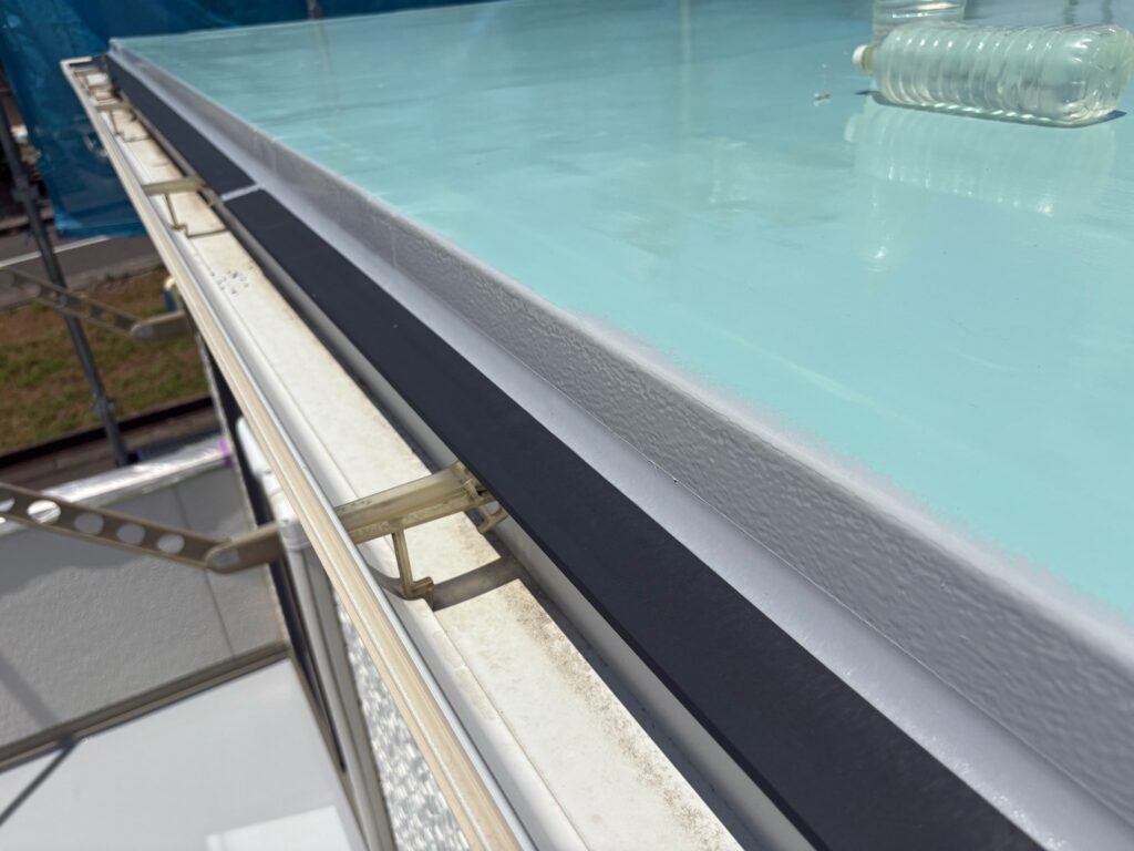 取り合い部：コーキング（完了）<br />
これで取り合い部からの雨漏れも問題ありません。